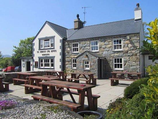 Tu Hwnt I'r Afon Inn